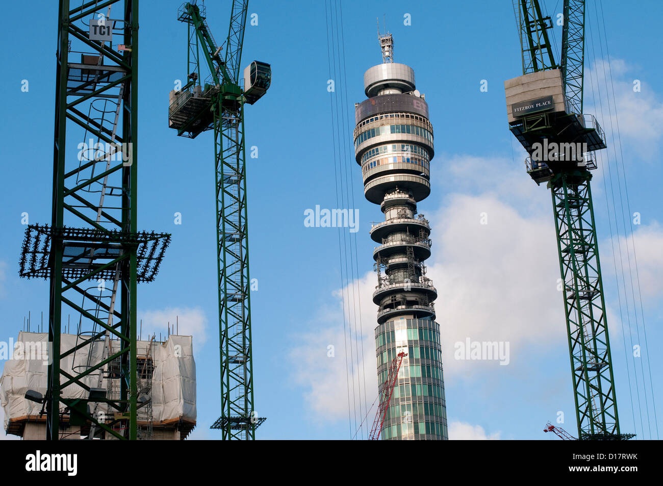 Bt tower et grues, Londres, Angleterre Banque D'Images