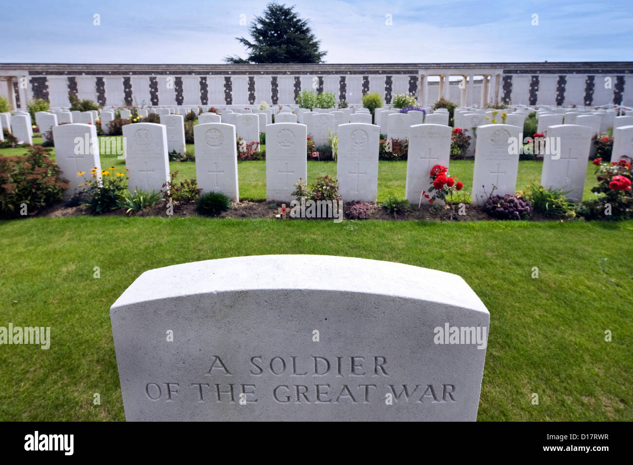 Commission des sépultures de guerre du Commonwealth cimetière de Tyne Cot pour la première guerre mondiale, l'un des soldats britanniques à Passendale, Flandre orientale, Belgique Banque D'Images