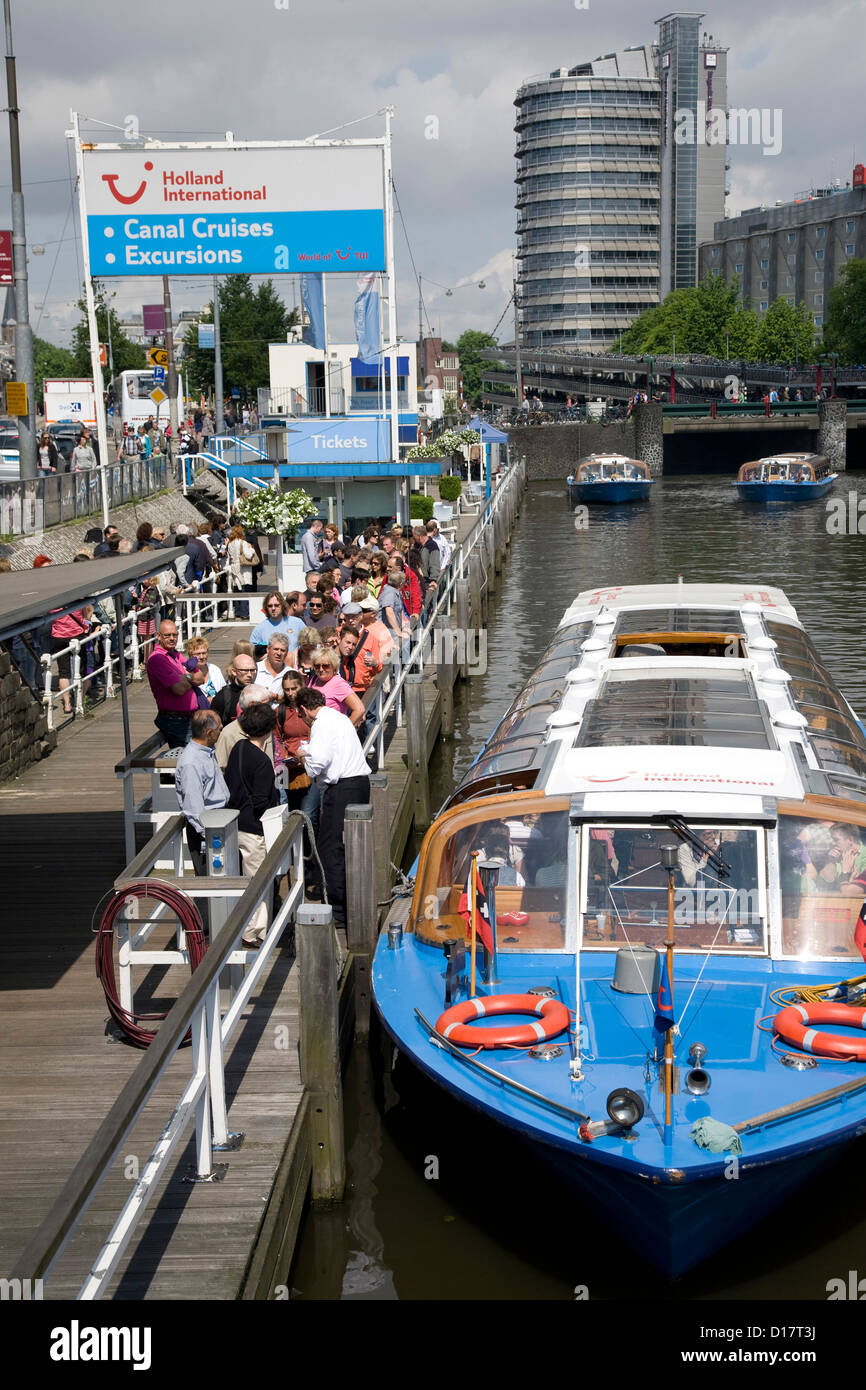 Bateau de croisière du canal et les passagers au terminal. Amsterdam. Aux Pays-Bas. Banque D'Images