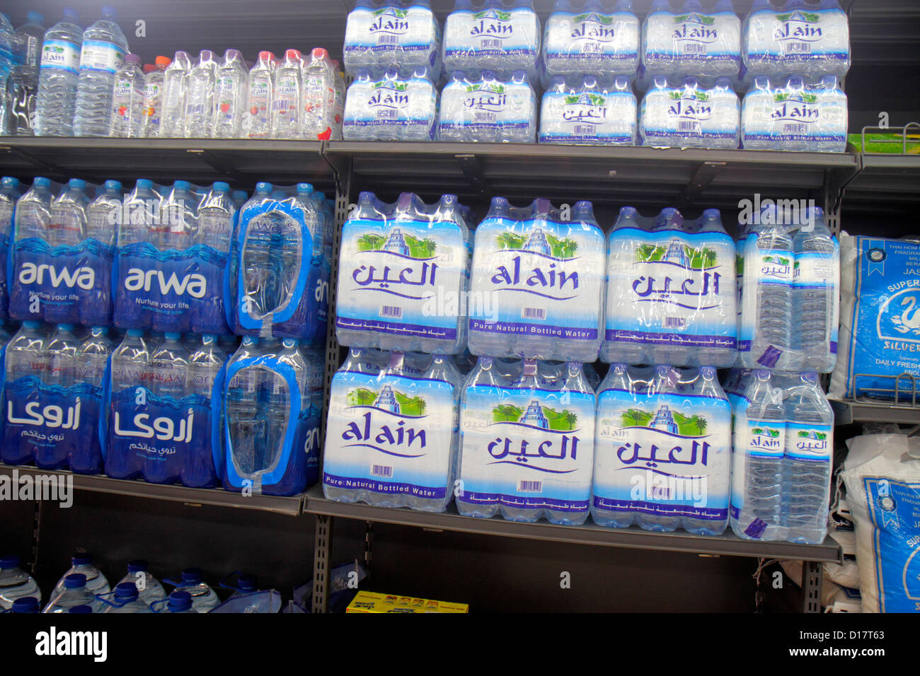 Dubai eau,Emirats Arabes Unis,Bur Dubai,Sheikh Khalifa bin Zayed Road,épicerie,étagères,vente de vitrine,anglais,arabe,langue,bilingue Banque D'Images