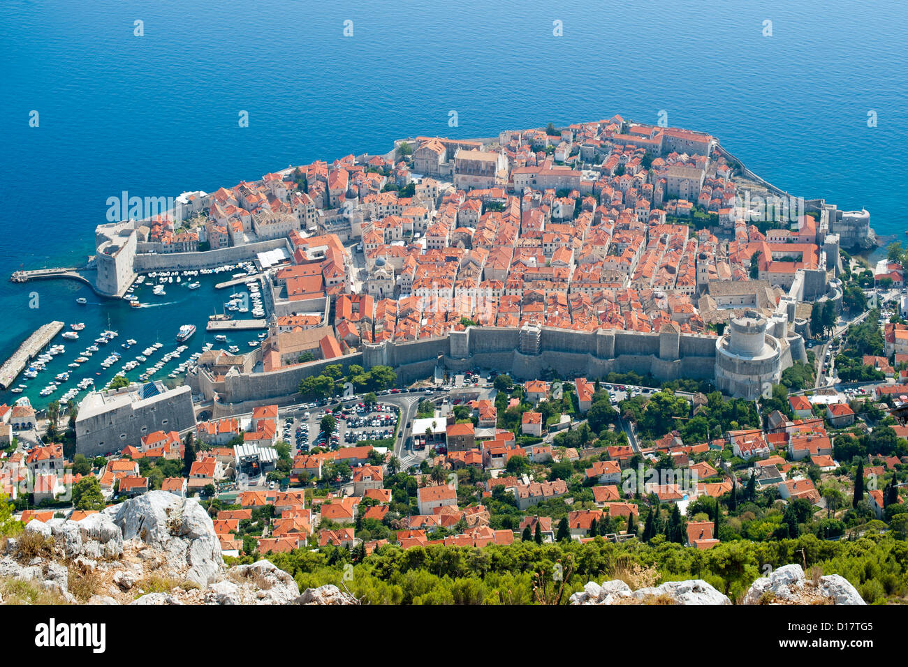 Vue depuis le mont Srd de la vieille ville de la ville de Dubrovnik, sur la côte Adriatique de Croatie. Banque D'Images