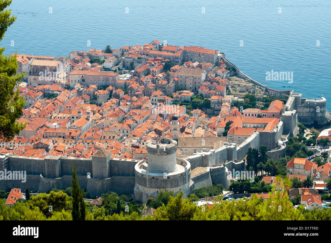 Vue de la tour Minčeta et la vieille ville dans la ville de Dubrovnik, sur la côte Adriatique de Croatie. Banque D'Images