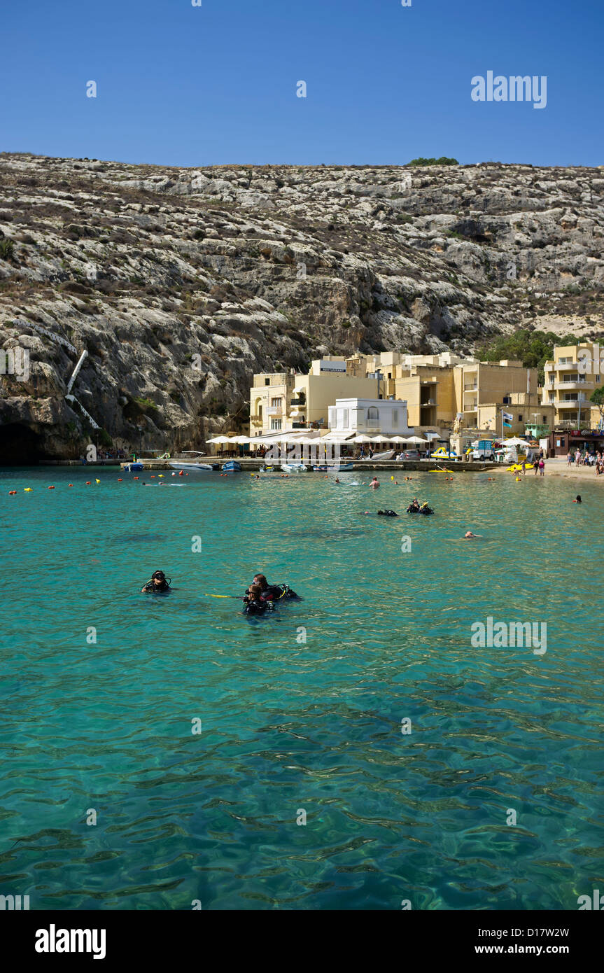 Malte, Gozo Island, vue sur baie de Xlendi avec scuba divers Banque D'Images