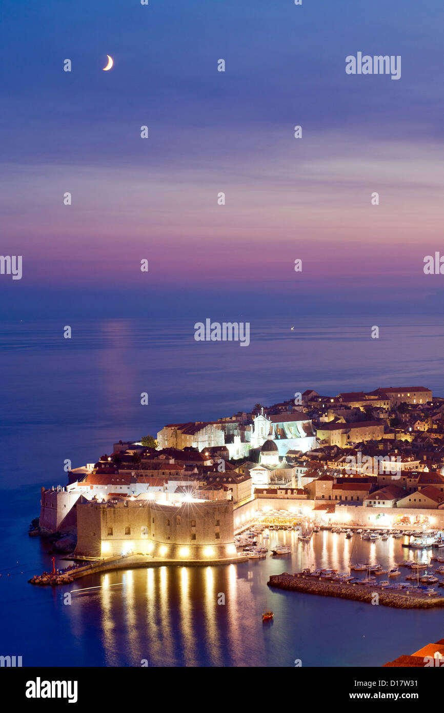Crépuscule sur le vieux port le port et la vieille ville dans la ville de Dubrovnik, sur la côte Adriatique de Croatie. Banque D'Images