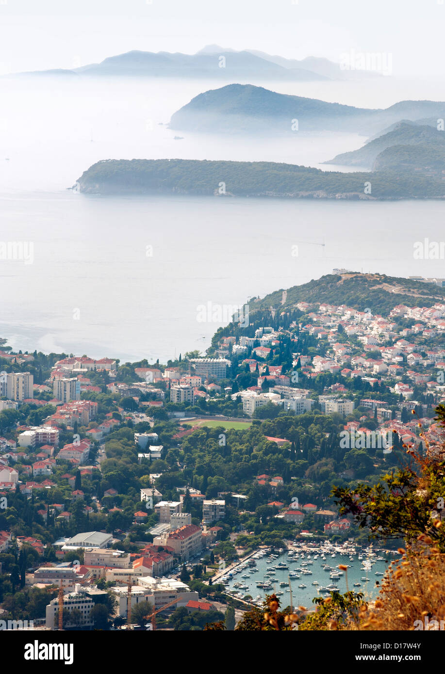Vue depuis le mont Srd sur une partie de la ville de Dubrovnik et les îles dans la mer Adriatique en Croatie. Banque D'Images