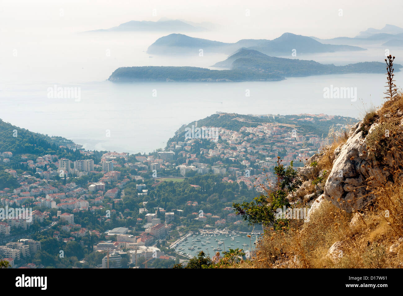 Vue depuis le mont Srd sur une partie de la ville de Dubrovnik et les îles dans la mer Adriatique en Croatie. Banque D'Images