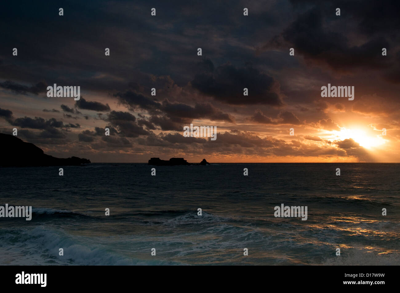 Coucher du soleil à Clonque Bay sur Alderney, Channel Islands Banque D'Images