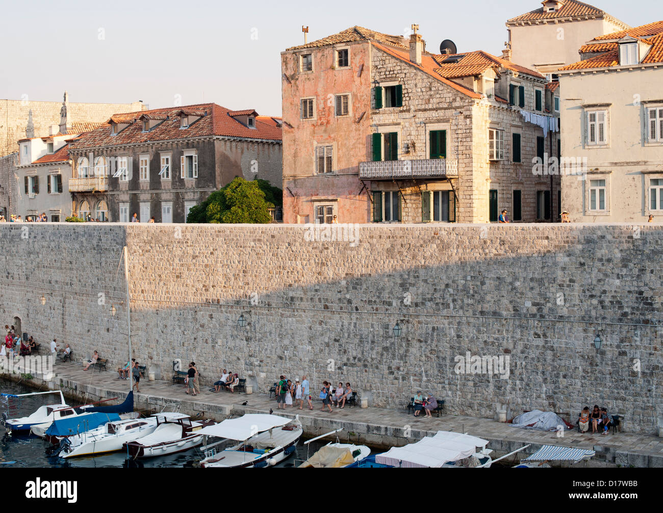Du vieux port et des murs de la vieille ville de Dubrovnik, sur la côte Adriatique de Croatie. Banque D'Images