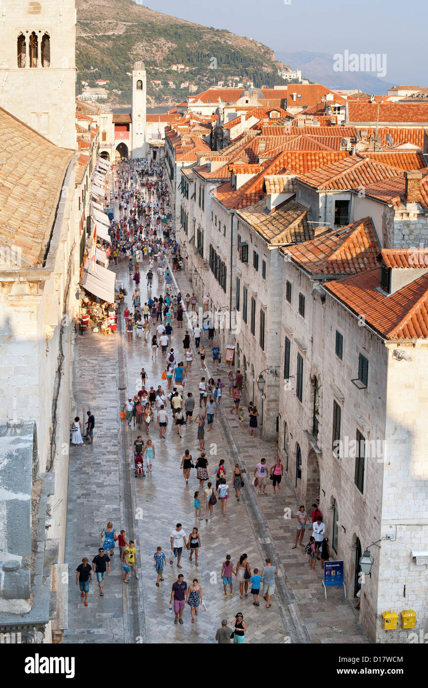 Vue vers le bas (aka Stradun Placa), la rue principale de la vieille ville dans la ville de Dubrovnik, sur la côte Adriatique de Croatie. Banque D'Images