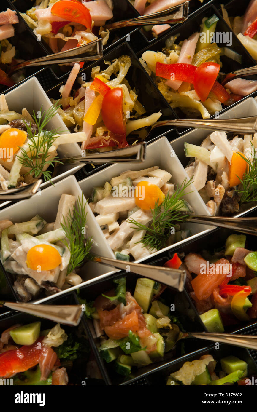 En salade avec mini cuillère pour partie de vacances Banque D'Images