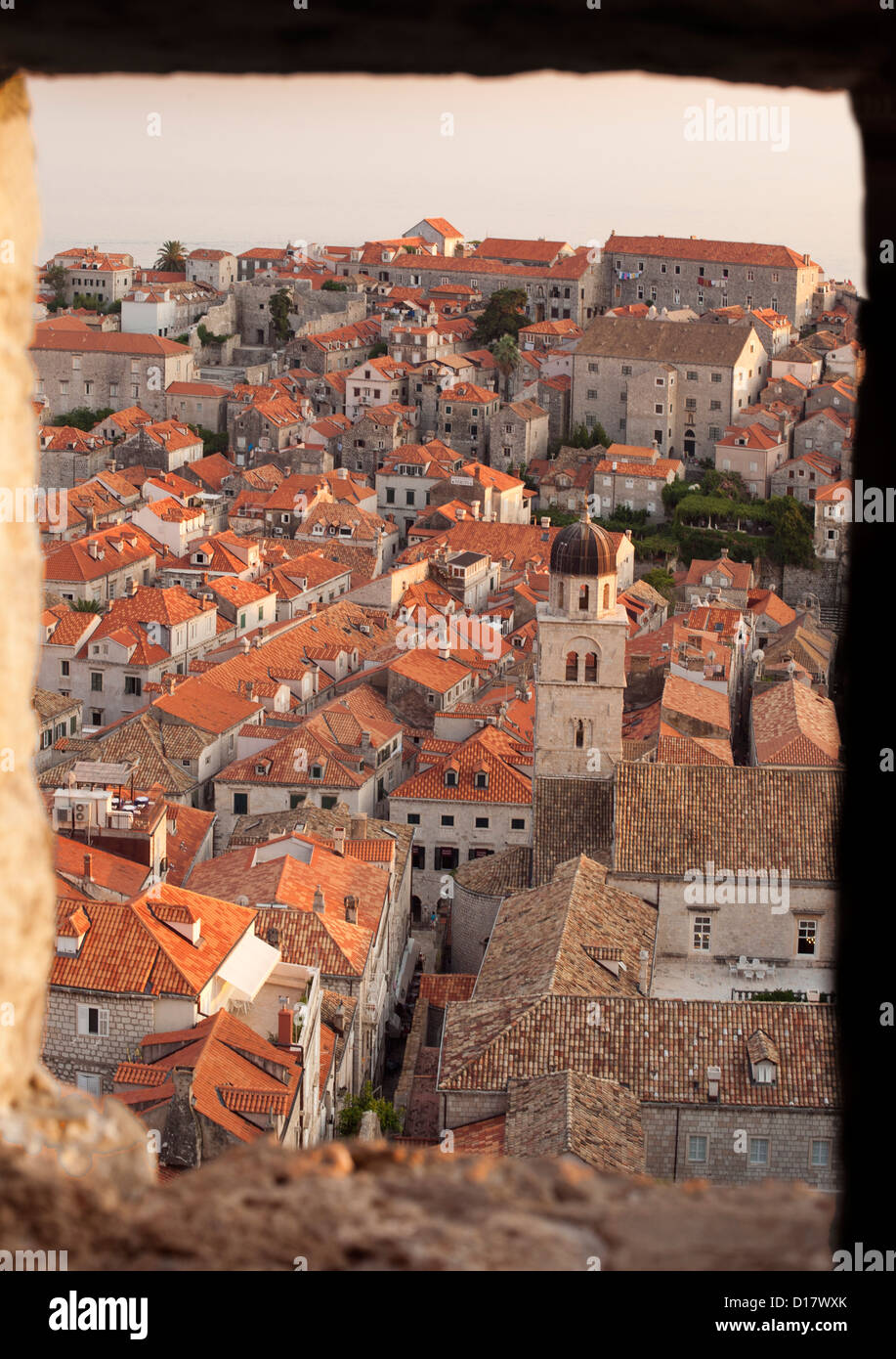 Vue depuis la Tour Minceta sur les toits de la vieille ville dans la ville de Dubrovnik, sur la côte Adriatique de Croatie. Banque D'Images
