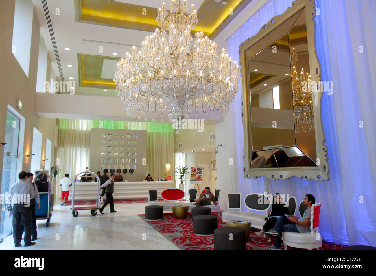 Dubai eau,Emirats Arabes Unis,Trade Center,Sheikh Zayed Road,hôtel,lobby,haut de gamme,lustre,réception enregistrement à la réception réservations Banque D'Images
