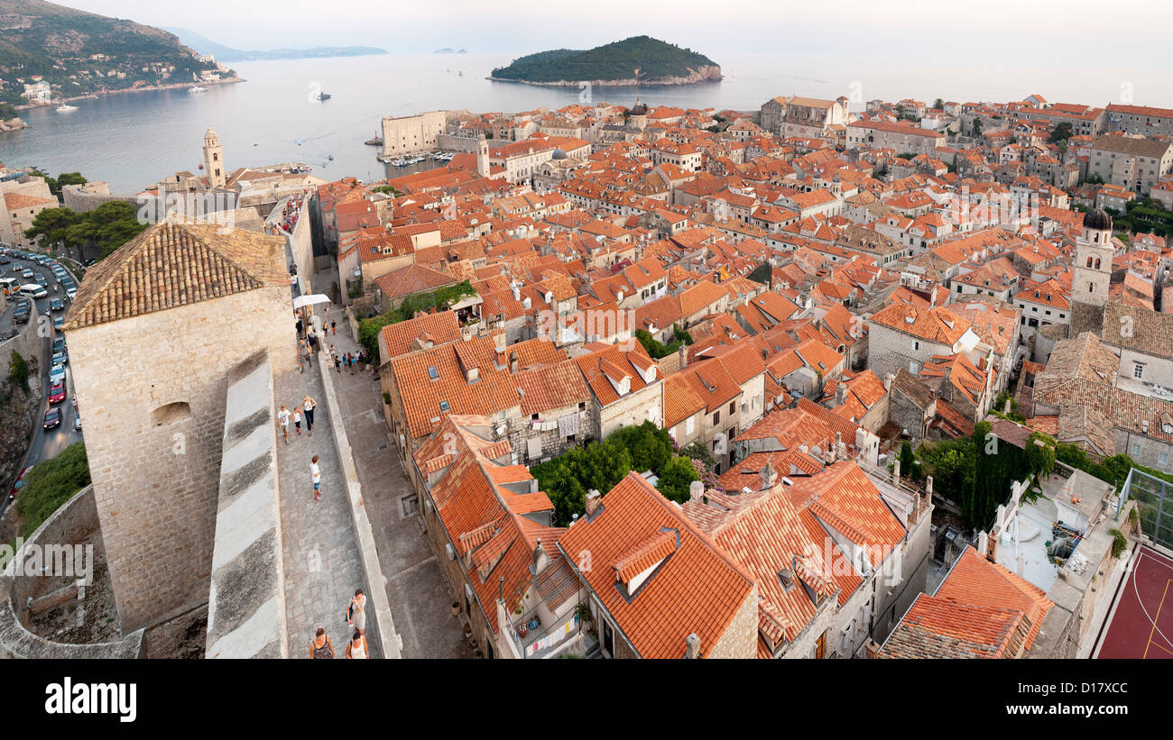 Vue sur les toits de la vieille ville dans la ville de Dubrovnik, sur la côte Adriatique de Croatie. Aussi visible est l'île de Lokrum. Banque D'Images