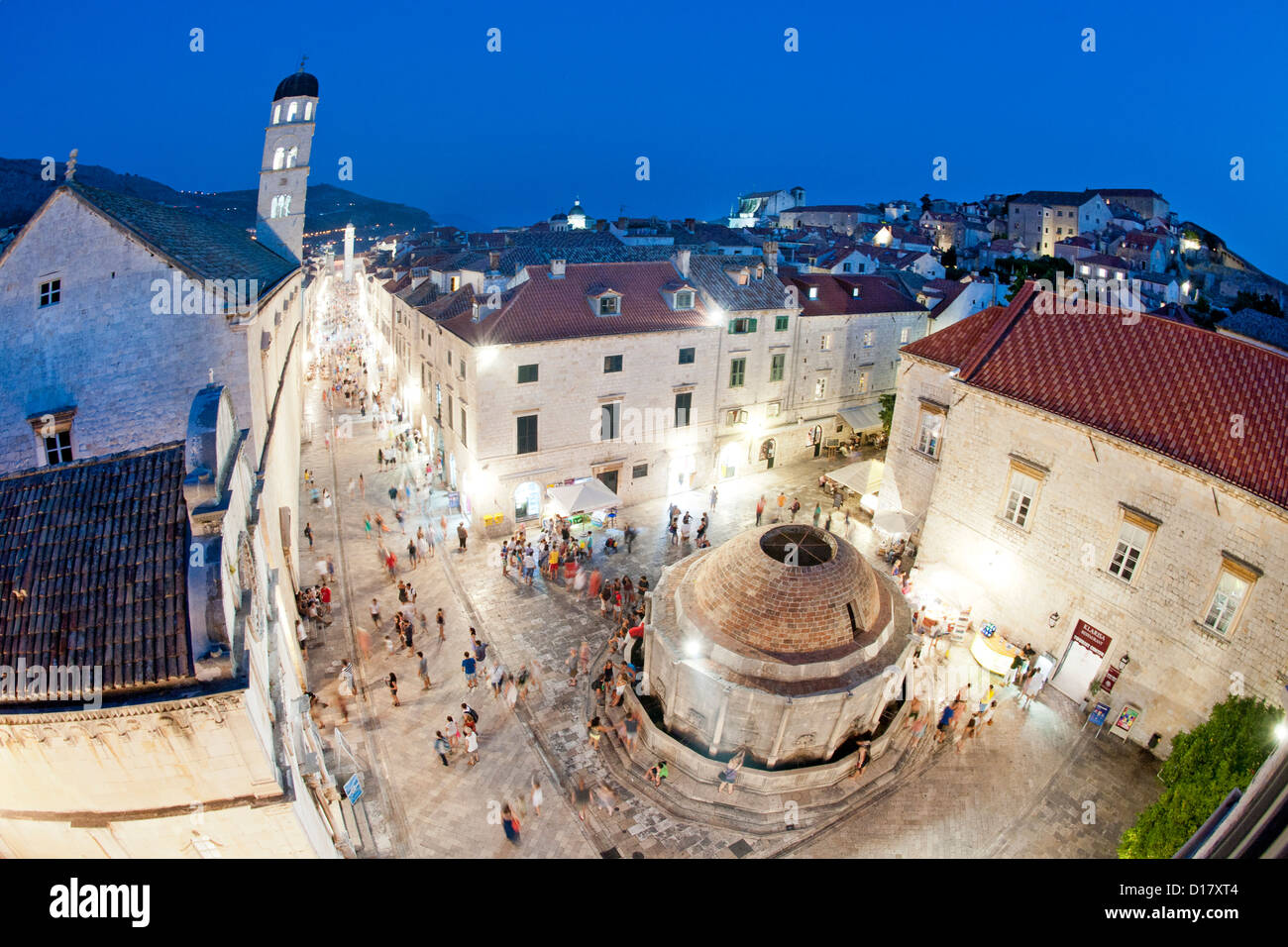 Grande Fontaine d'Onofrio (Velika Onofrijeva Fontana) et le Stradun (rue principale) dans la vieille ville de Dubrovnik, Croatie. Banque D'Images