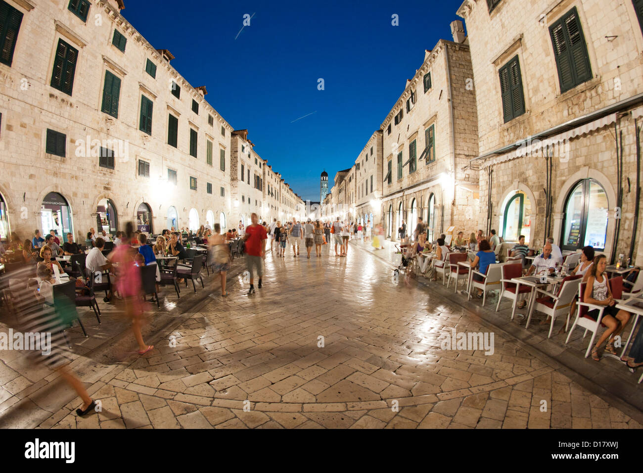 Les piétons marcher la nuit le long de la rue principale Stradun, dans la vieille ville de Dubrovnik, sur la côte Adriatique de Croatie. Banque D'Images
