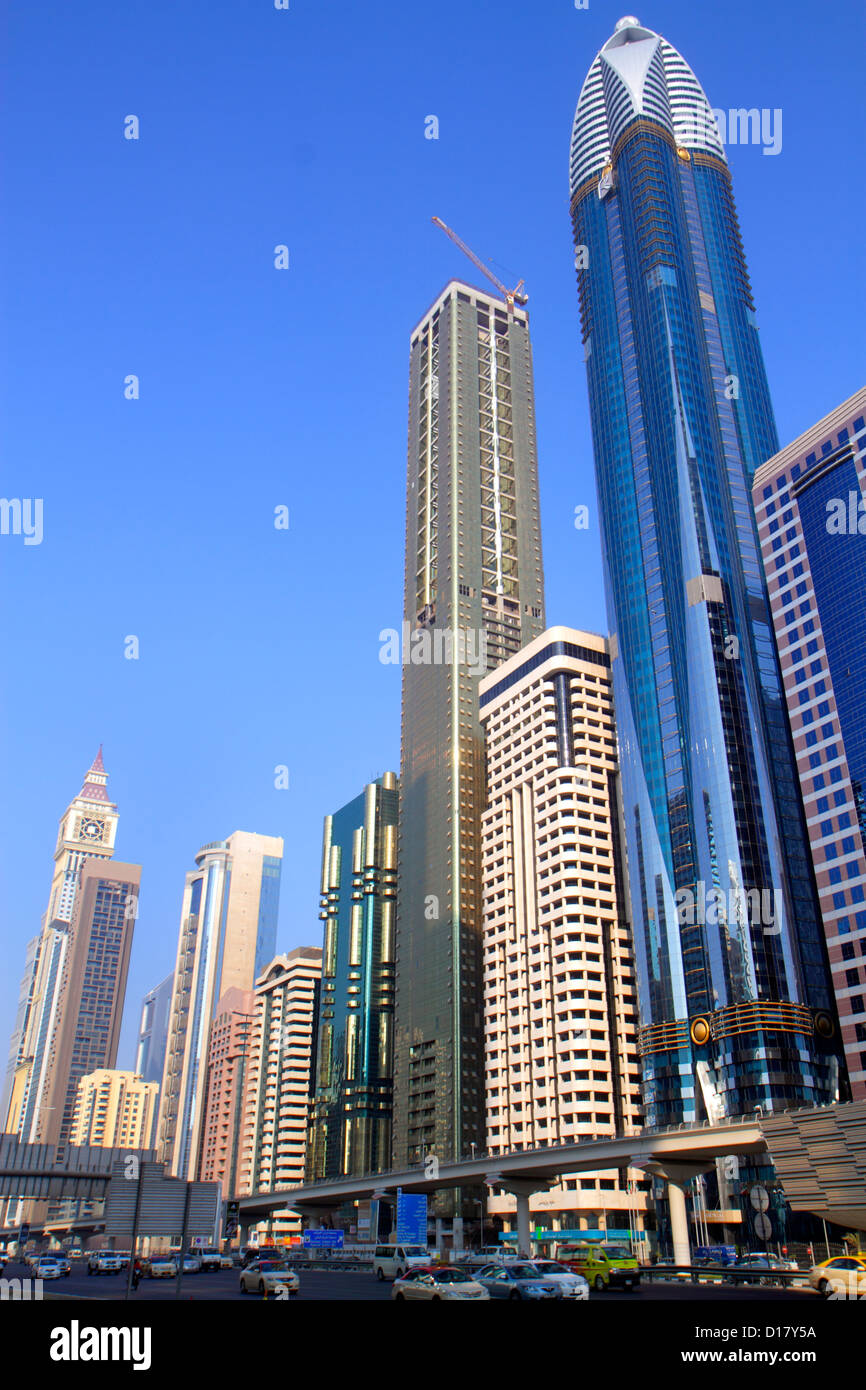 Dubai eau,Emirats Arabes Unis,Trade Center,Sheikh Zayed Road,Rose Tower,Rotana,Oasis Tower,gratte-ciel gratte-ciel gratte-ciel bâtiment bâtiments Al GHA Banque D'Images