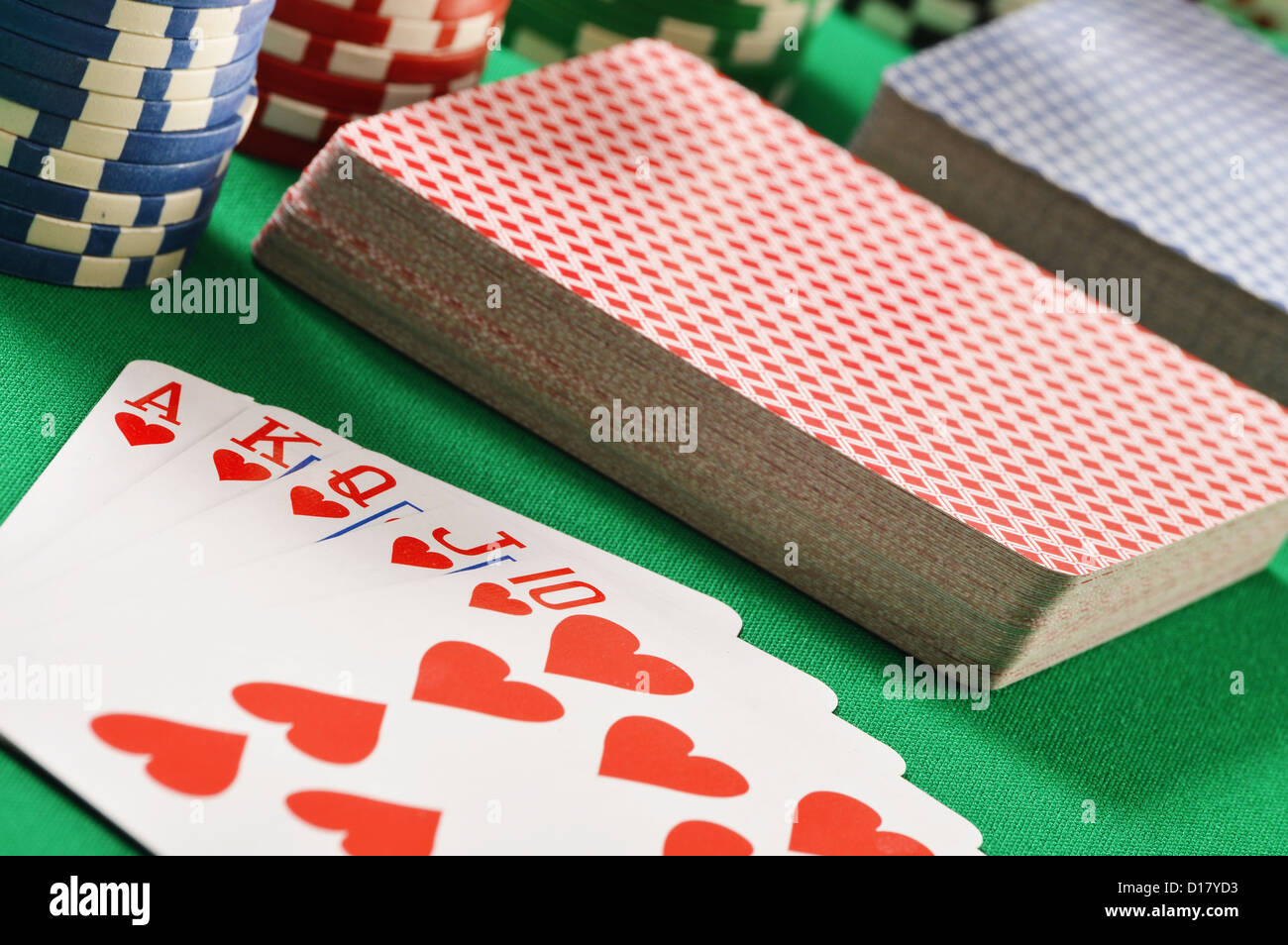 La composition avec des cartes à jouer sur table verte Banque D'Images