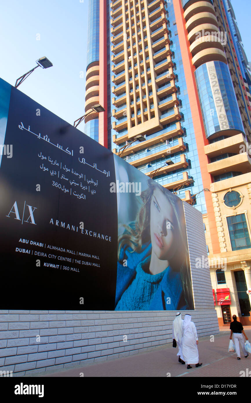 Dubai eau,Emirats Arabes Unis,Trade Center,Sheikh Zayed Road,panneau,publicité,publicité,publicité,échange Armani,boutique,Tour Sheik Essa,Muslim et Banque D'Images