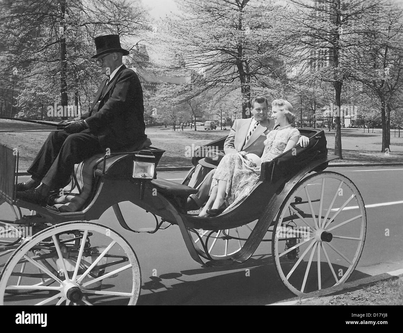 Couple bénéficiant d'une balade en calèche, Central Park, New York City Banque D'Images