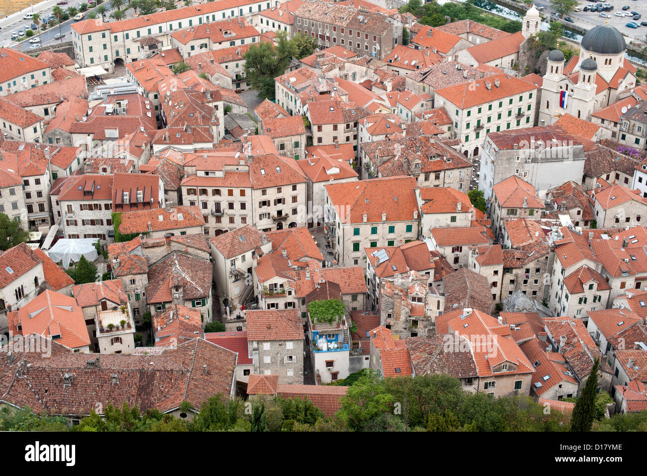 Vue sur les toits et de la vieille ville de Kotor au Monténégro. Banque D'Images