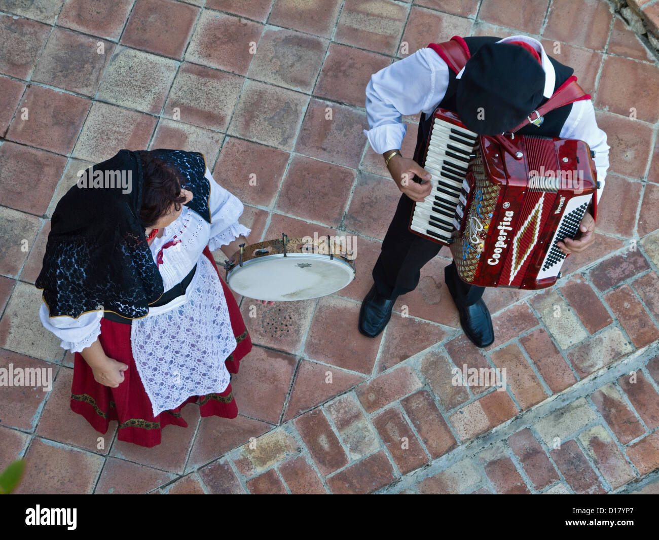 L'Italie, la Sicile, Taormina (Taormina), lecteurs de musique de rue en costumes anciens siciliens Banque D'Images