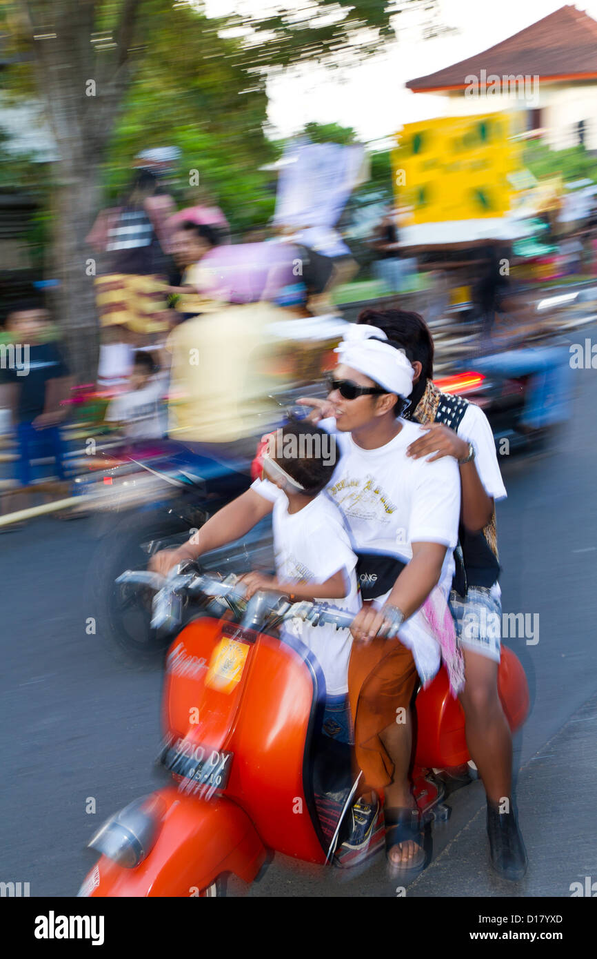 Petite famille sur un scooter à Jimbaran sur Bali Banque D'Images