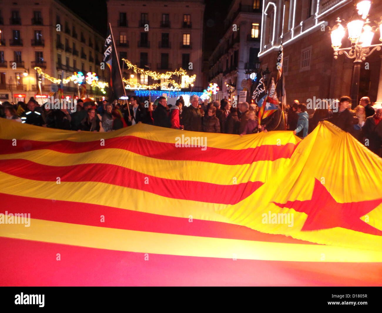 Manifestation le 10 décembre à la Plaça Sant Jaume de Barcelone contre la loi sur l'Éducation du gouvernement espagnol pour couper l'enseignement du catalan dans les écoles catalanes et laissez-le au niveau d'une langue étrangère et les manifestations sont également contre le ministre espagnol de l'éducation José Ignacio Wert. Les gens avec d'énormes 'estelada', le drapeau indépendantiste catalanian Banque D'Images