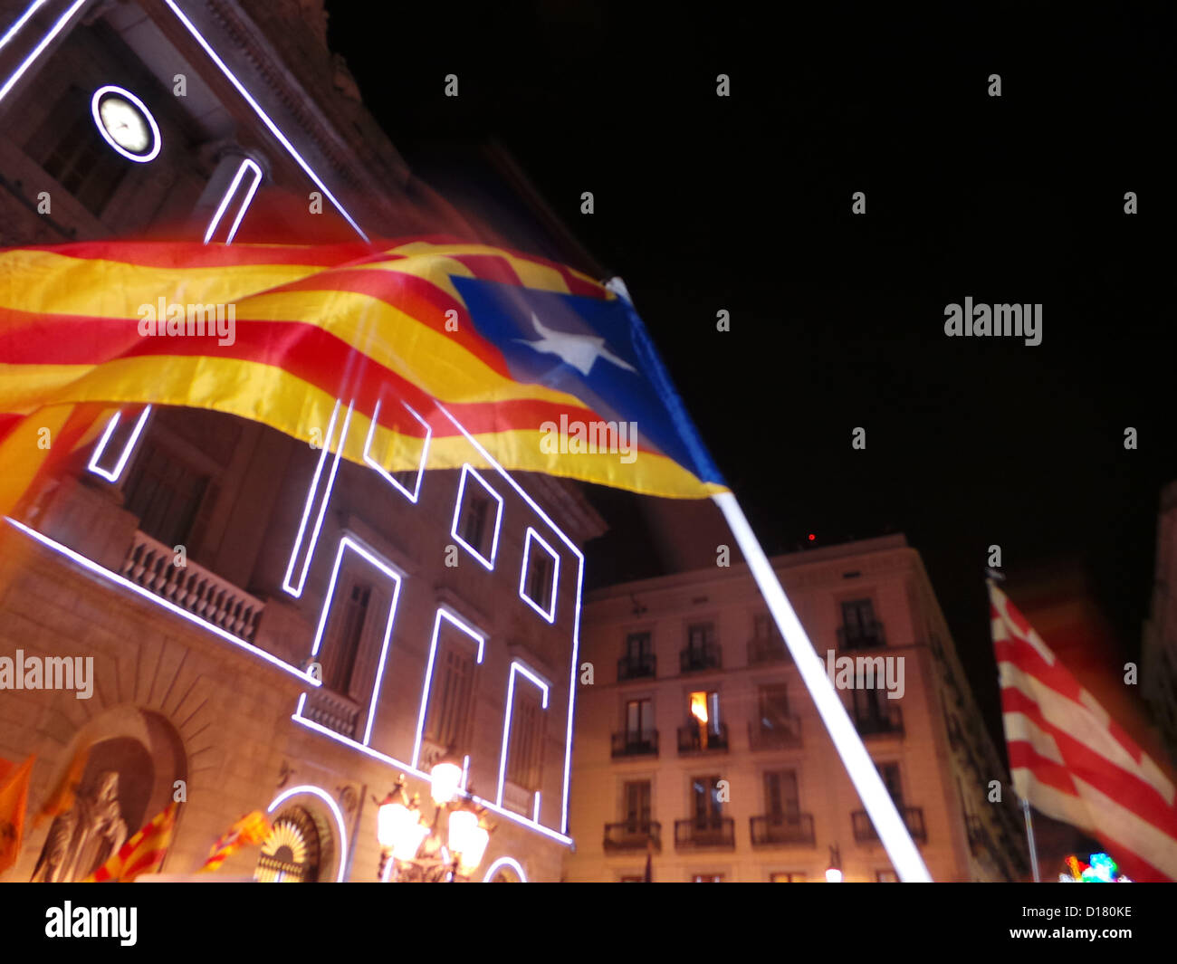 Manifestation le 10 décembre à la Plaça Sant Jaume de Barcelone contre la loi sur l'Éducation du gouvernement espagnol pour couper l'enseignement du catalan dans les écoles catalanes et laissez-le au niveau d'une langue étrangère et les manifestations sont également contre le ministre espagnol de l'éducation José Ignacio Wert. Drapeau indépendantiste avec Generalitat de Catalunya (catalanian headquearters gouvernement) derrière. Banque D'Images