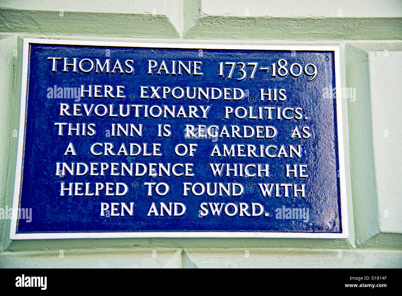 Plaque à l'hôtel White Hart à Lewes, se souvenant de Thomas Paine Banque D'Images