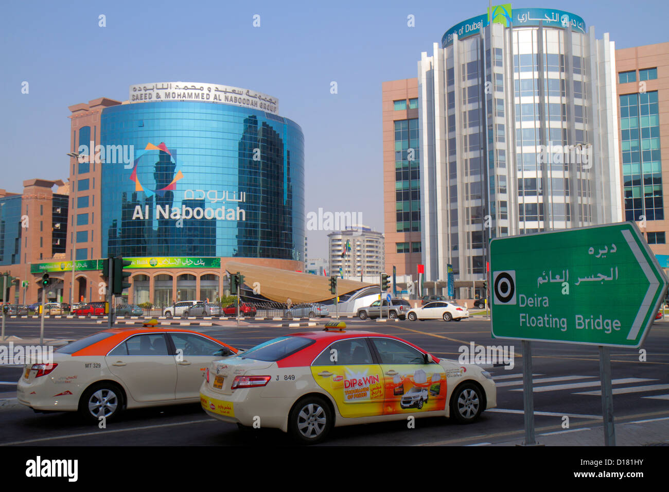 Dubai eau,Emirats Arabes Unis,Deira,Al Ithihad Road,trafic,bâtiments,ville Skyline,Al Naboodah Group,commercial Bank of Dubai,Anglais,arabe,langue Banque D'Images