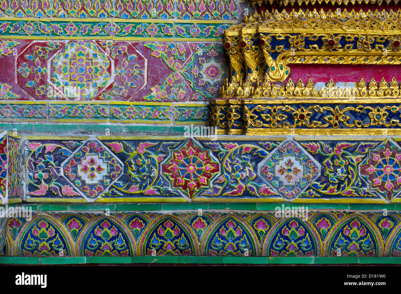 Les carreaux de céramique d'art et de la feuille d'or sur le visage de temples, le Grand Palace Bangkok Thaïlande Banque D'Images