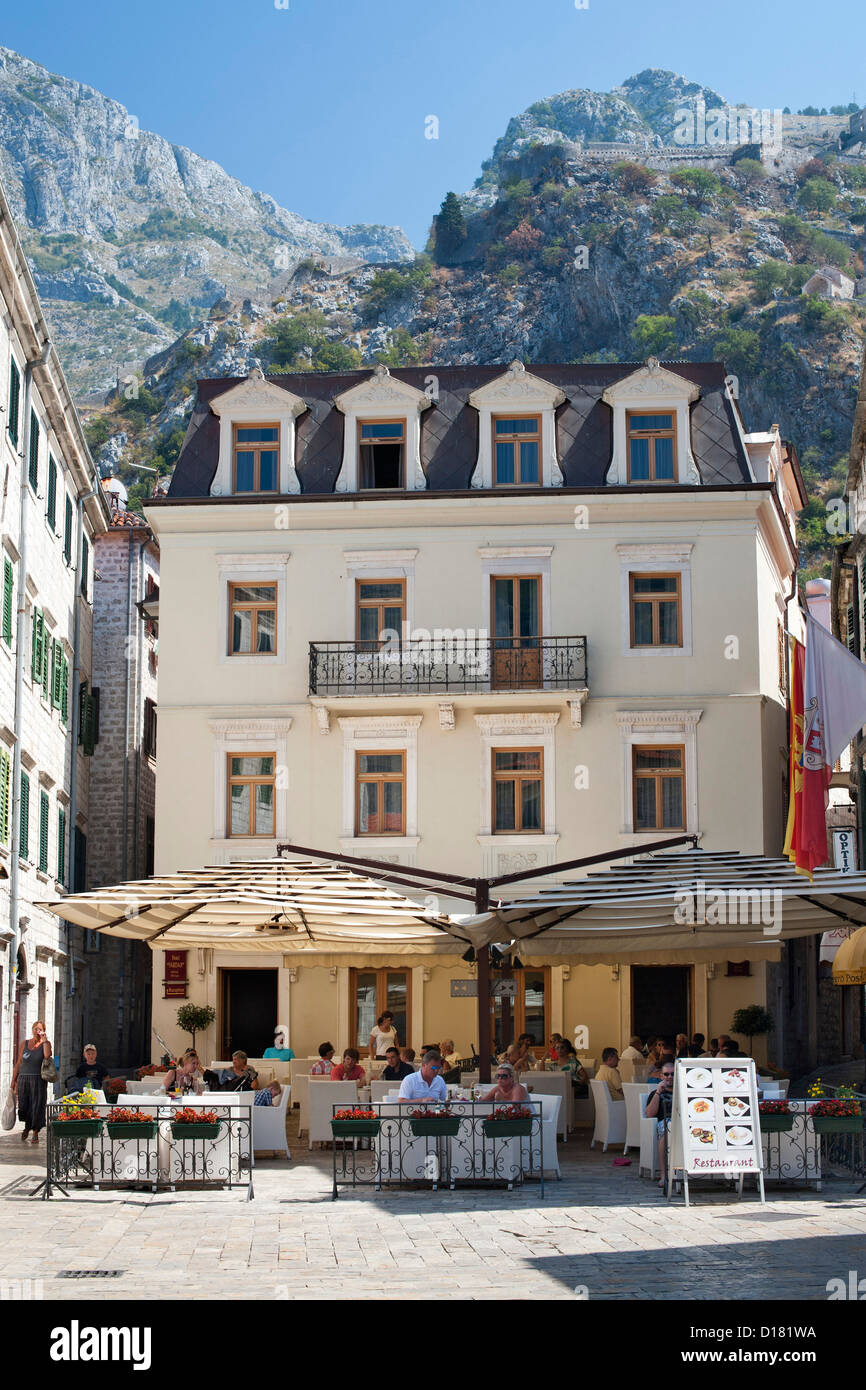 Bâtiments et restaurant dans la vieille ville de Kotor au Monténégro. Banque D'Images