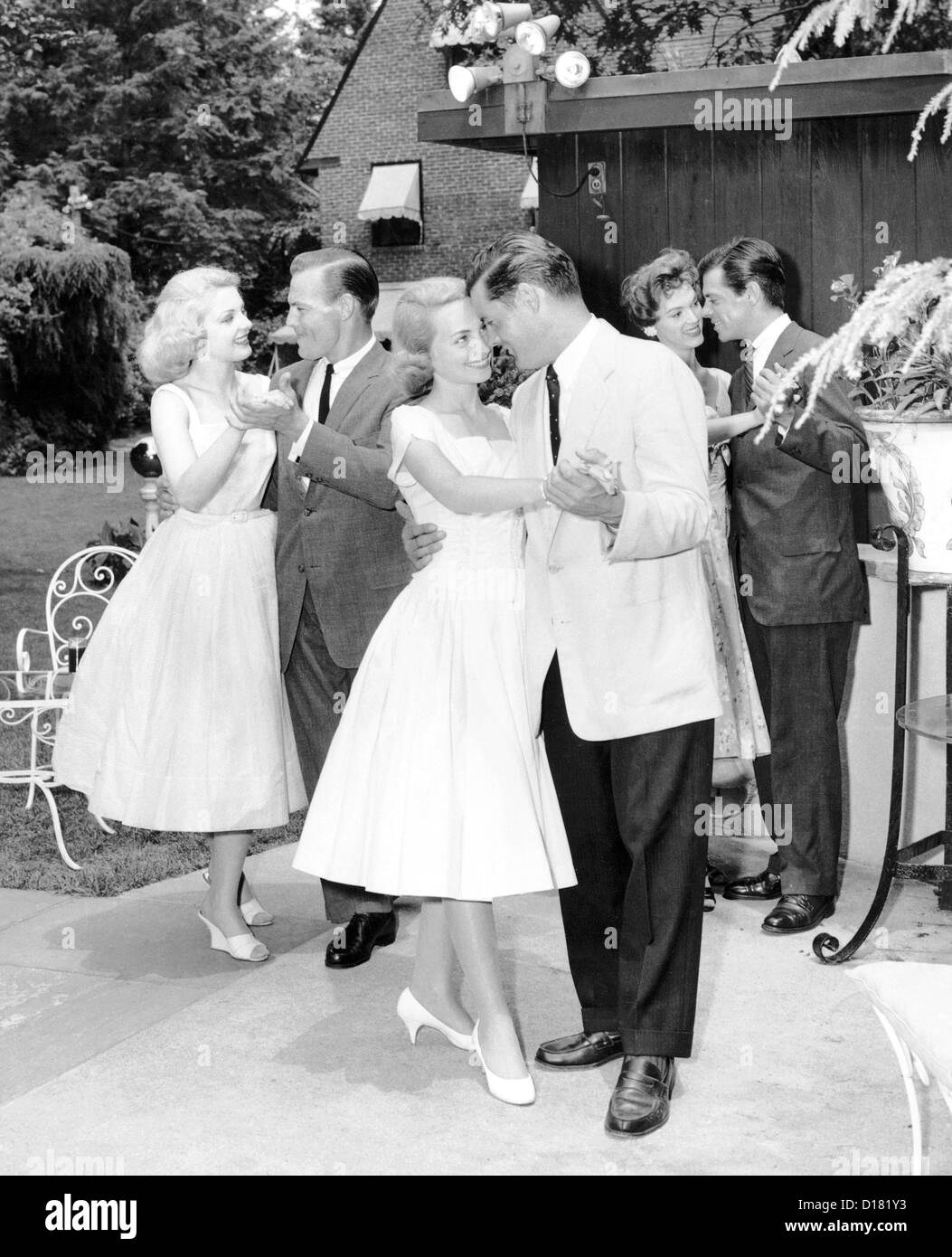 Trois couples danser à l'extérieur on patio Banque D'Images