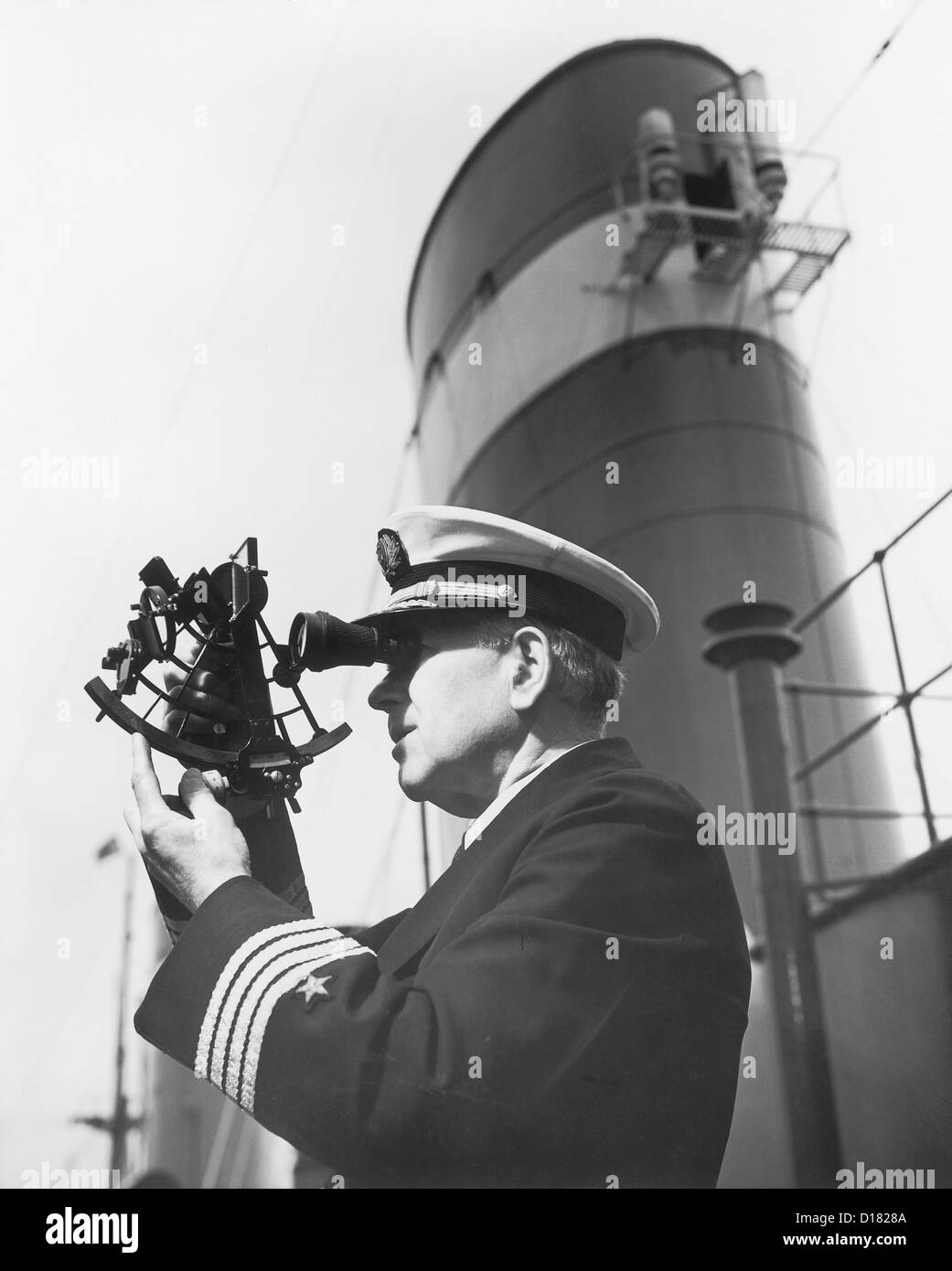 Shot historique du capitaine du navire à l'aide de l'équipement de navigation Banque D'Images