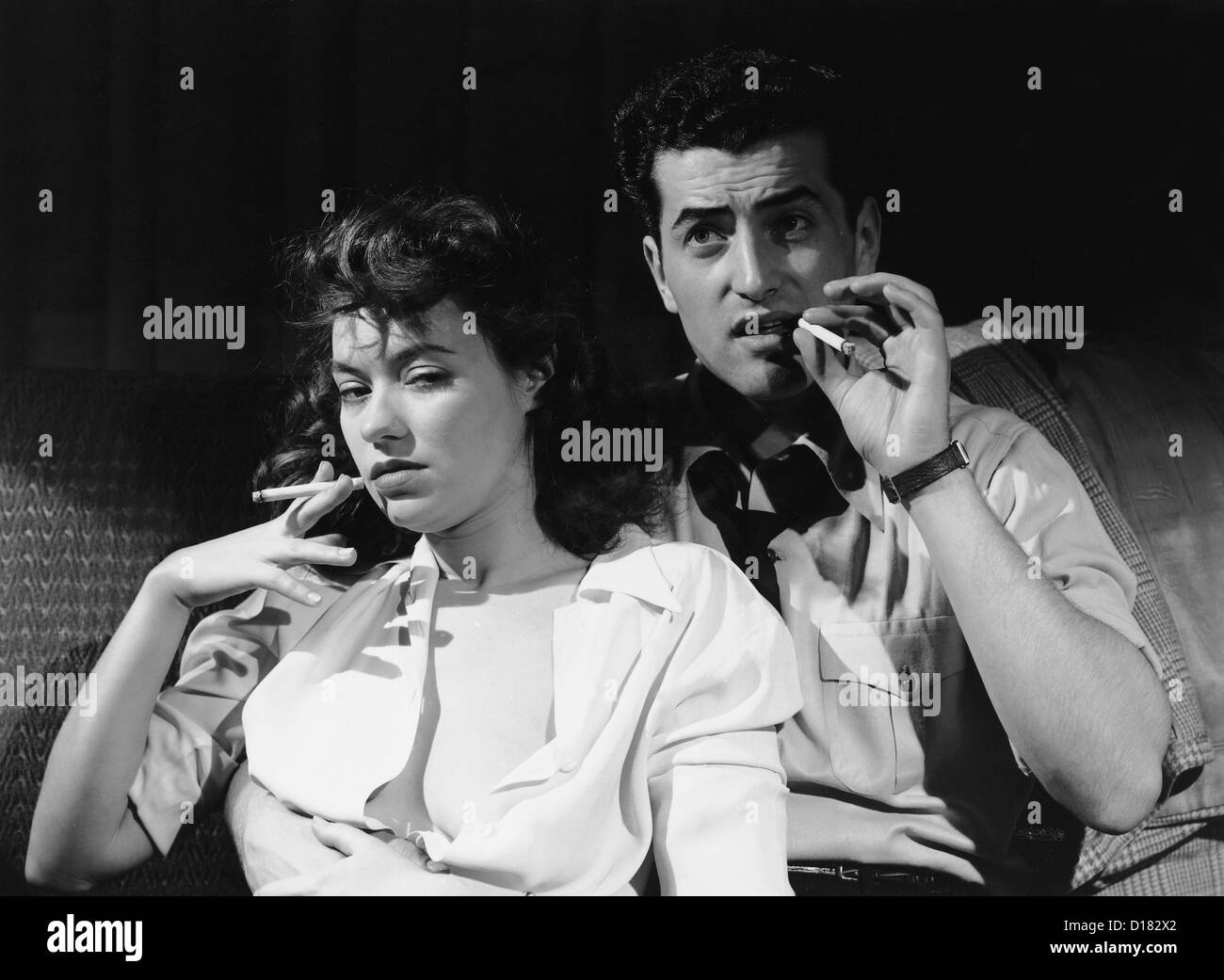 Couple de fumer des cigarettes, 1960 Banque D'Images