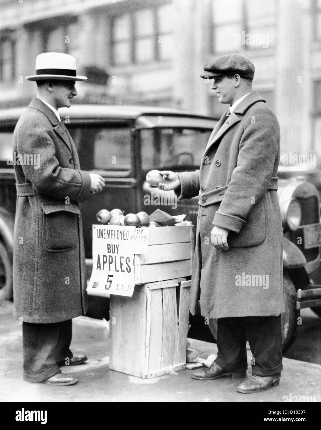 Homme au chômage vendre des pommes Banque D'Images