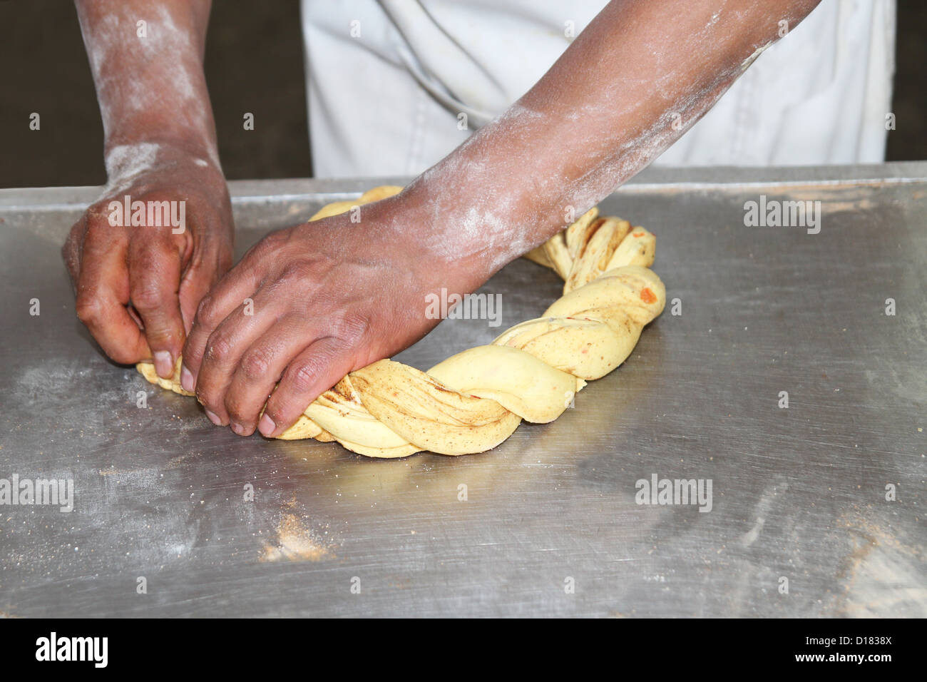 Baker formant une pâte sucrée mélanger Banque D'Images