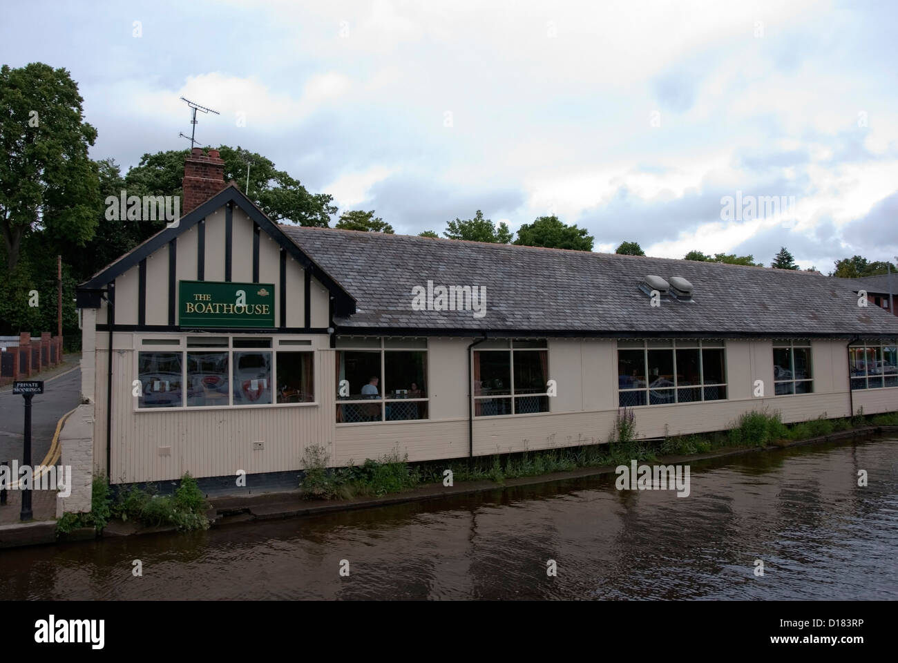 J. W. L'Lees Boathouse Pub et Restaurant Les Oliviers rivière Dee Chester Cheshire England U.K. Banque D'Images
