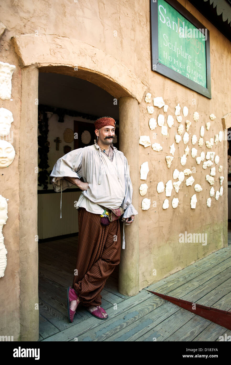 Un homme habillé comme un chevalier arabe djinns ou les Maryland Renaissance Festival 2012, Crownsville Road, Annapolis, Maryland. Banque D'Images