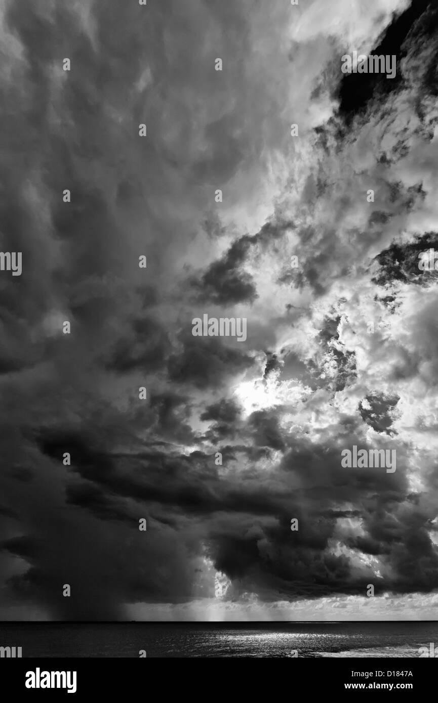 Italie, Sicile, mer Méditerranée, côte est du sud de la Sicile, les nuages orageux Banque D'Images