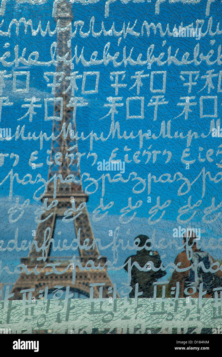 "Paix" écrit en 32 langues sur le mur pour la paix" Monument situé entre la Tour Eiffel et l'Ecole Militaire, Paris France Banque D'Images