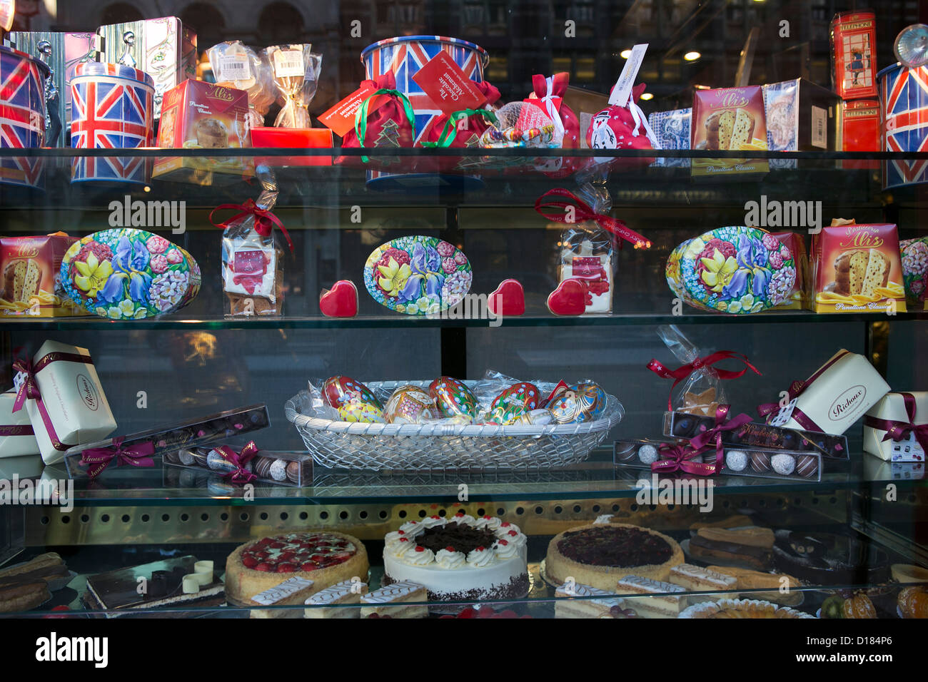 Londres, des bonbons et des gâteaux dans une vitrine dans Piccadilly Circus à Noël fête, London, UK Banque D'Images