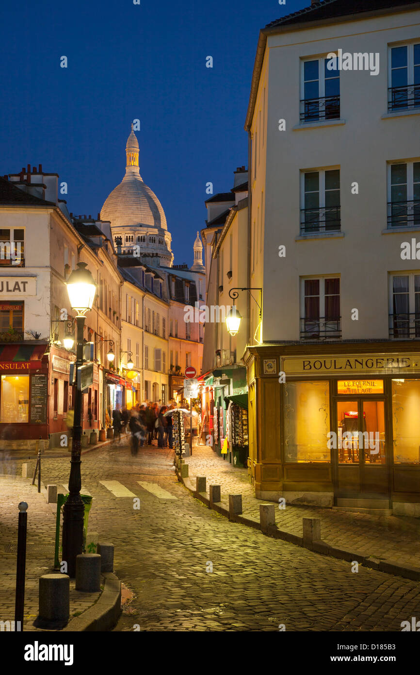 Crépuscule dans les rues pavées de Montmartre avec Tour de la Basilique du Sacré-cœur au-delà, Paris, France Banque D'Images