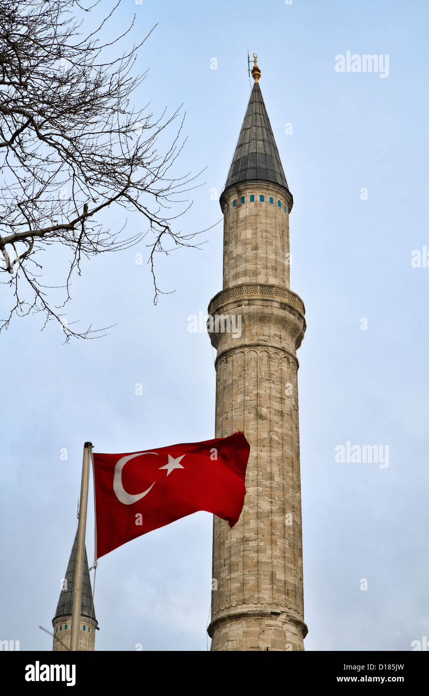 Turquie Istanbul drapeau turc et cathédrale Sainte-Sophie (construit au 4ème siècle par Constantine le Grand et reconstruit en Banque D'Images