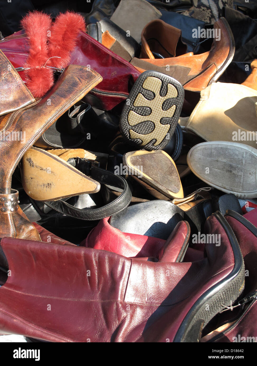 Sélection de vieilles chaussures en vente au marché aux puces Banque D'Images