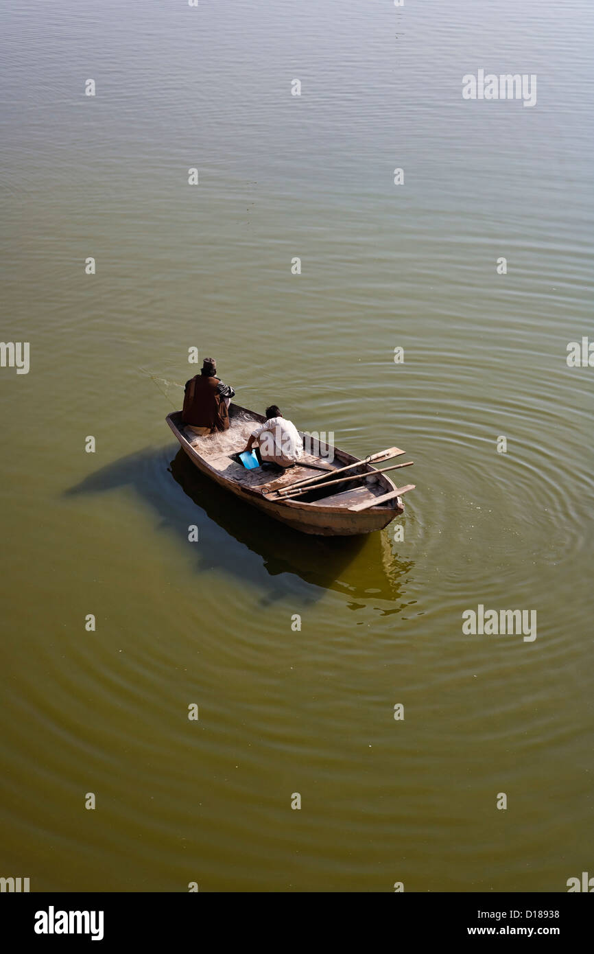 L'Inde, Rajasthan, Jaipur, Amber Fort, les pêcheurs indiens dans le lac Maotha, le petit lac, près de l'Amber Palace Banque D'Images