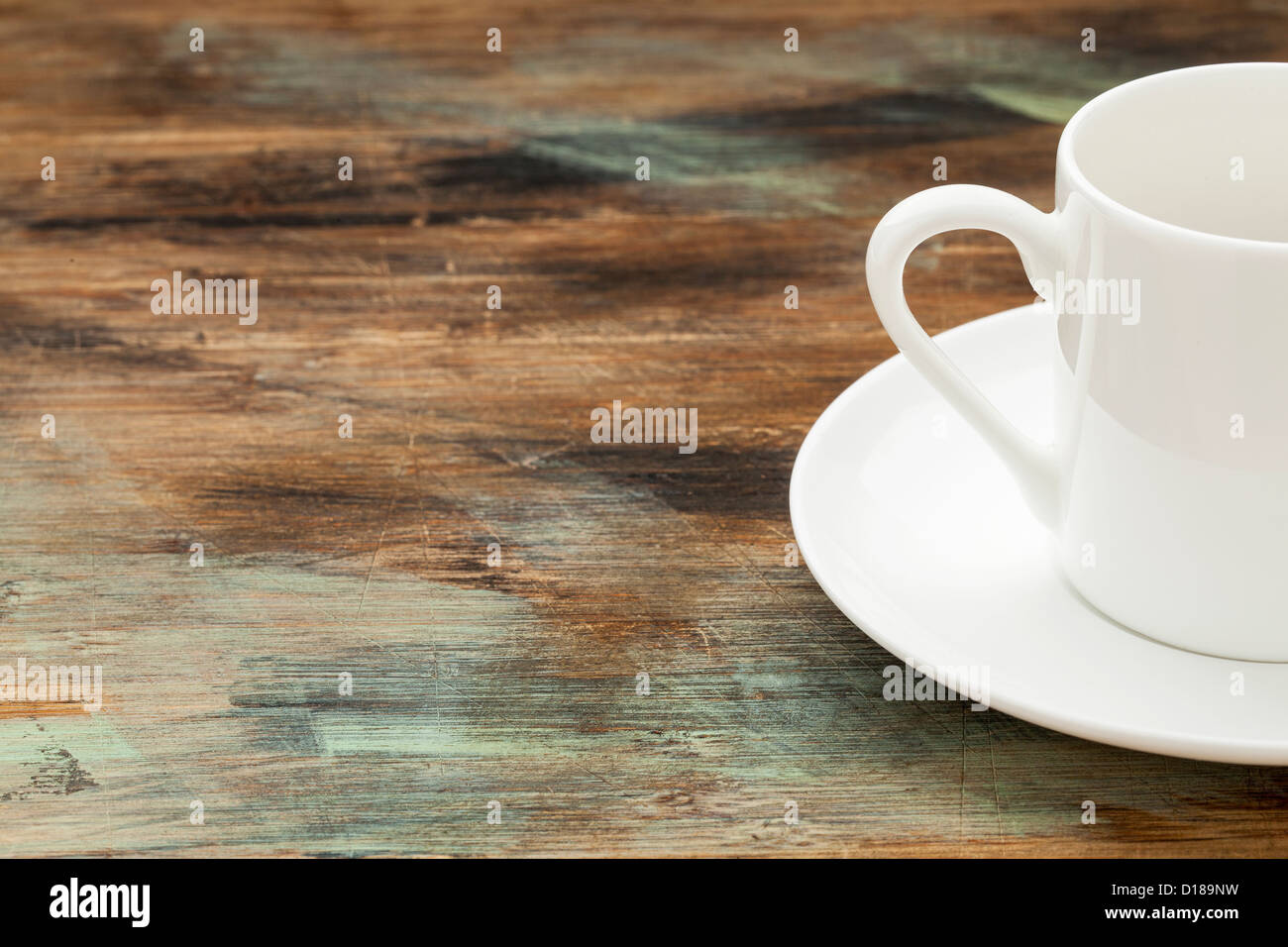 Tasse à café espresso chine blanc sur la table en bois grunge Banque D'Images
