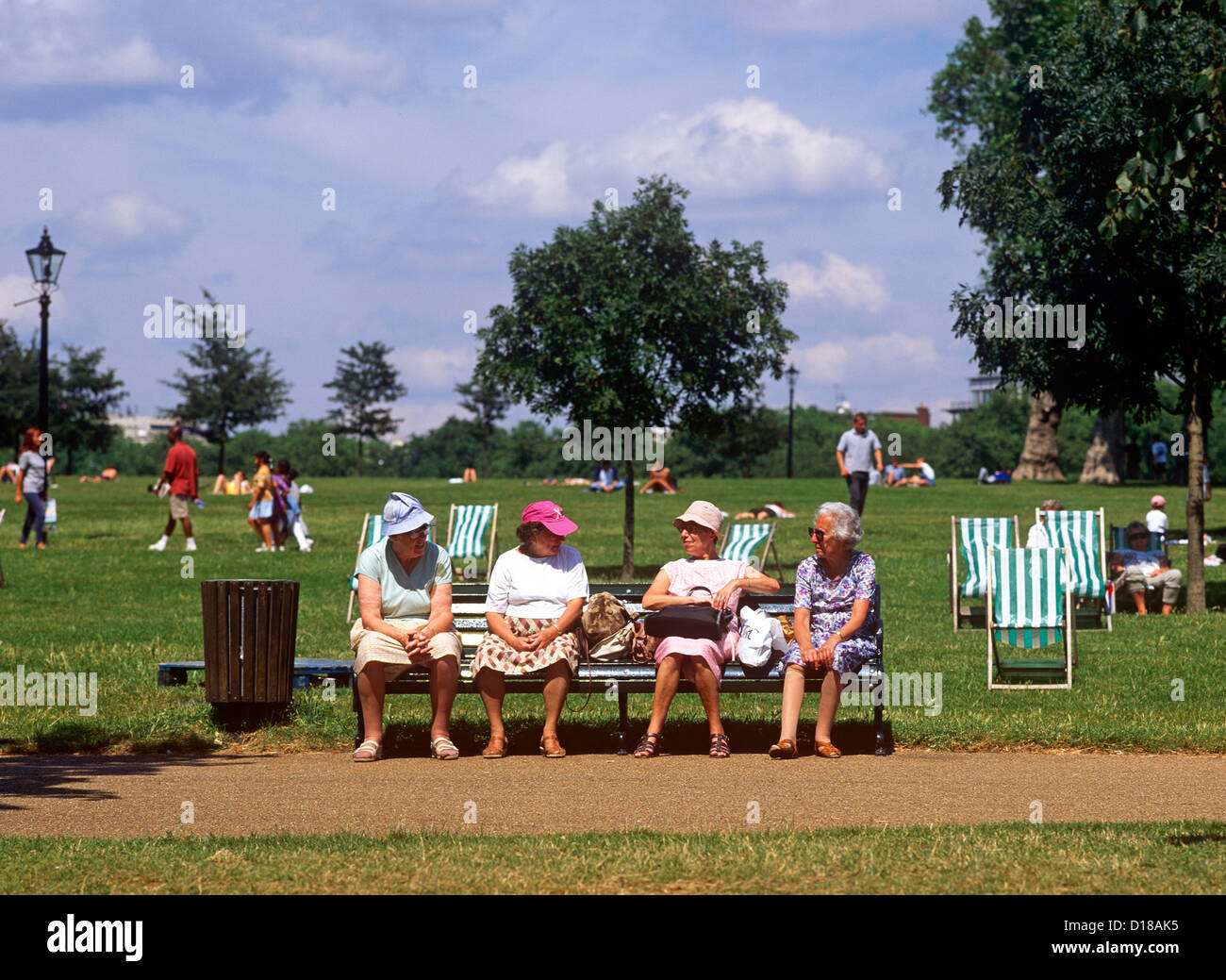 Personnes âgées Femmes Anglais Hyde Park London UK Banque D'Images