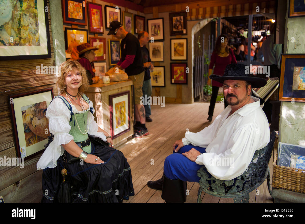 Participants costumés dans une boutique d'art au Maryland Renaissance Festival 2012, Crownsville Road, Annapolis, Maryland. Banque D'Images Participants costumés dans une boutique d'art au Maryland Renaissance Festival 2012, Crownsville Road, Annapolis, Maryland. Banque D'Images