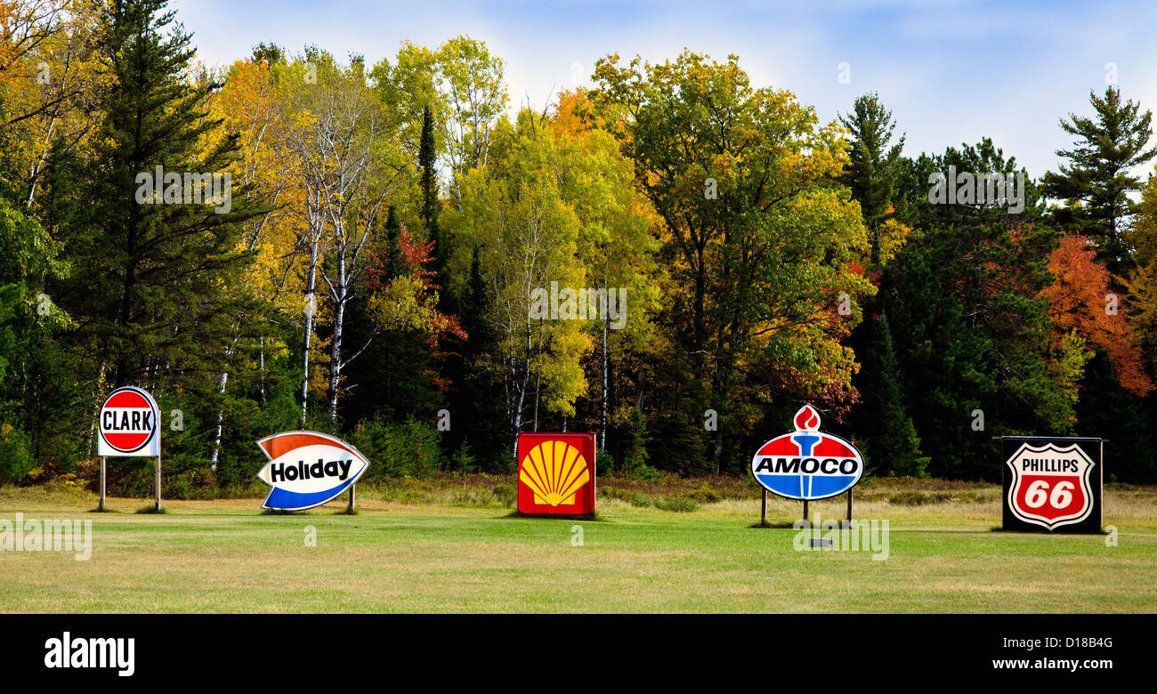 Signes à la compagnie de gaz de pétrole près de Musée Northwoods les bois du Nord Ville de Trois Lacs, Wisconsin Banque D'Images